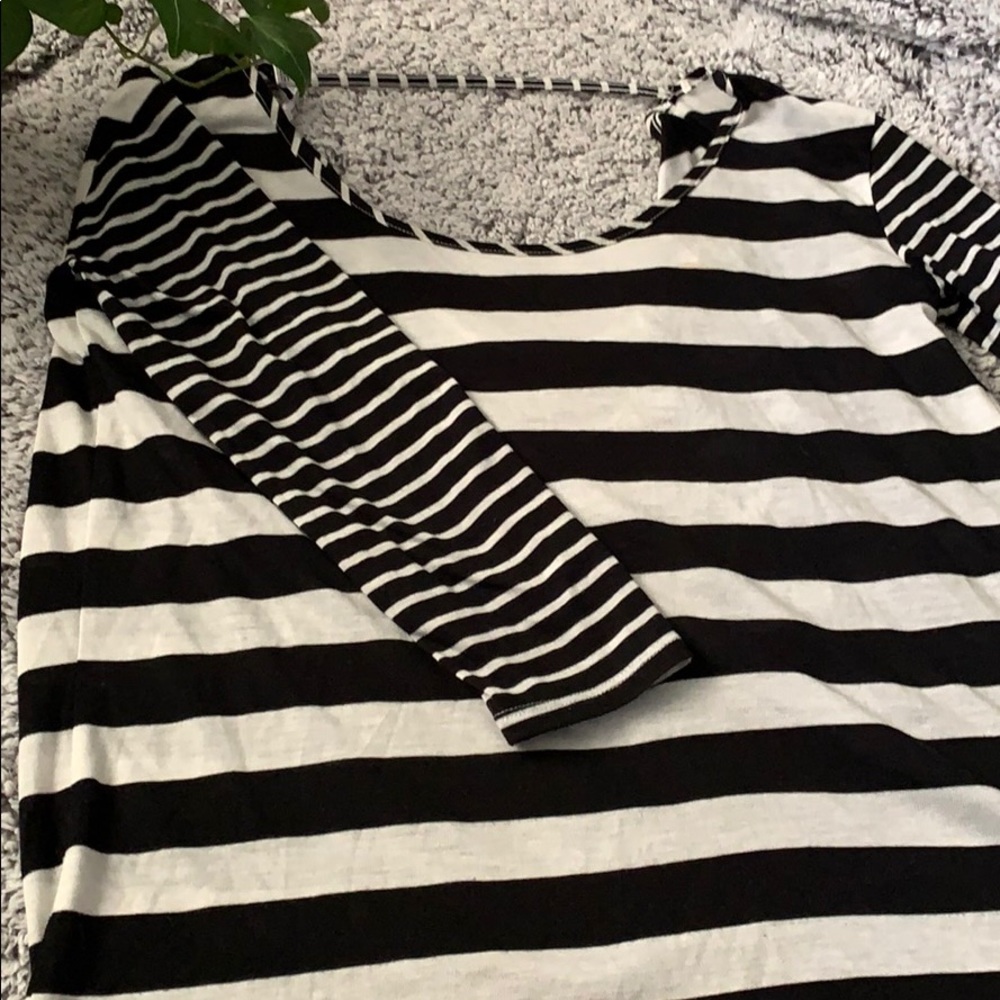 ✨ AEO Striped black and white 3/4 sleeve top